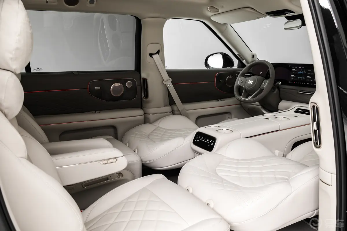 智己LS9标准版 三元锂后排空间