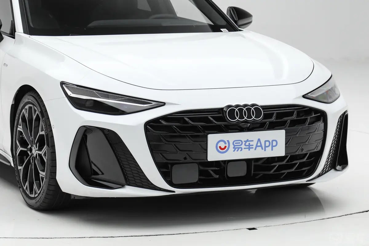 奥迪A6L2.0T quattro尊享动感型前格栅侧俯拍