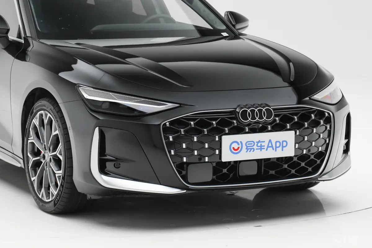 奥迪A6L2.0T quattro尊享致雅型前格栅侧俯拍
